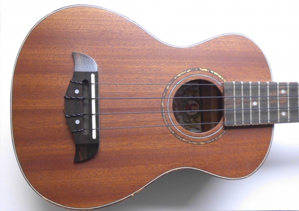 Oscar Schmigt OU2 Concert Ukulele mit Pickup/CD